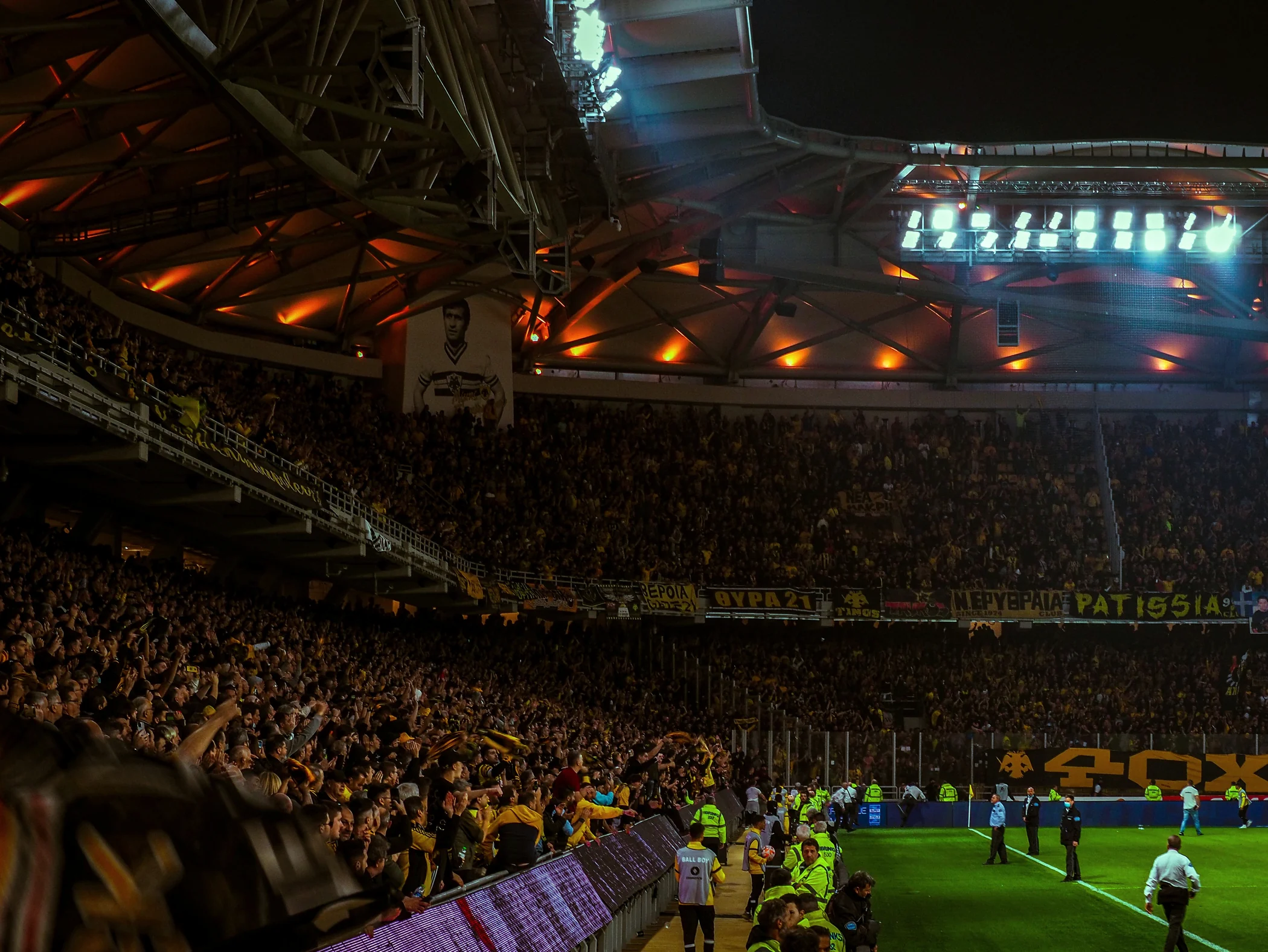 Adeptos num estádio à noite