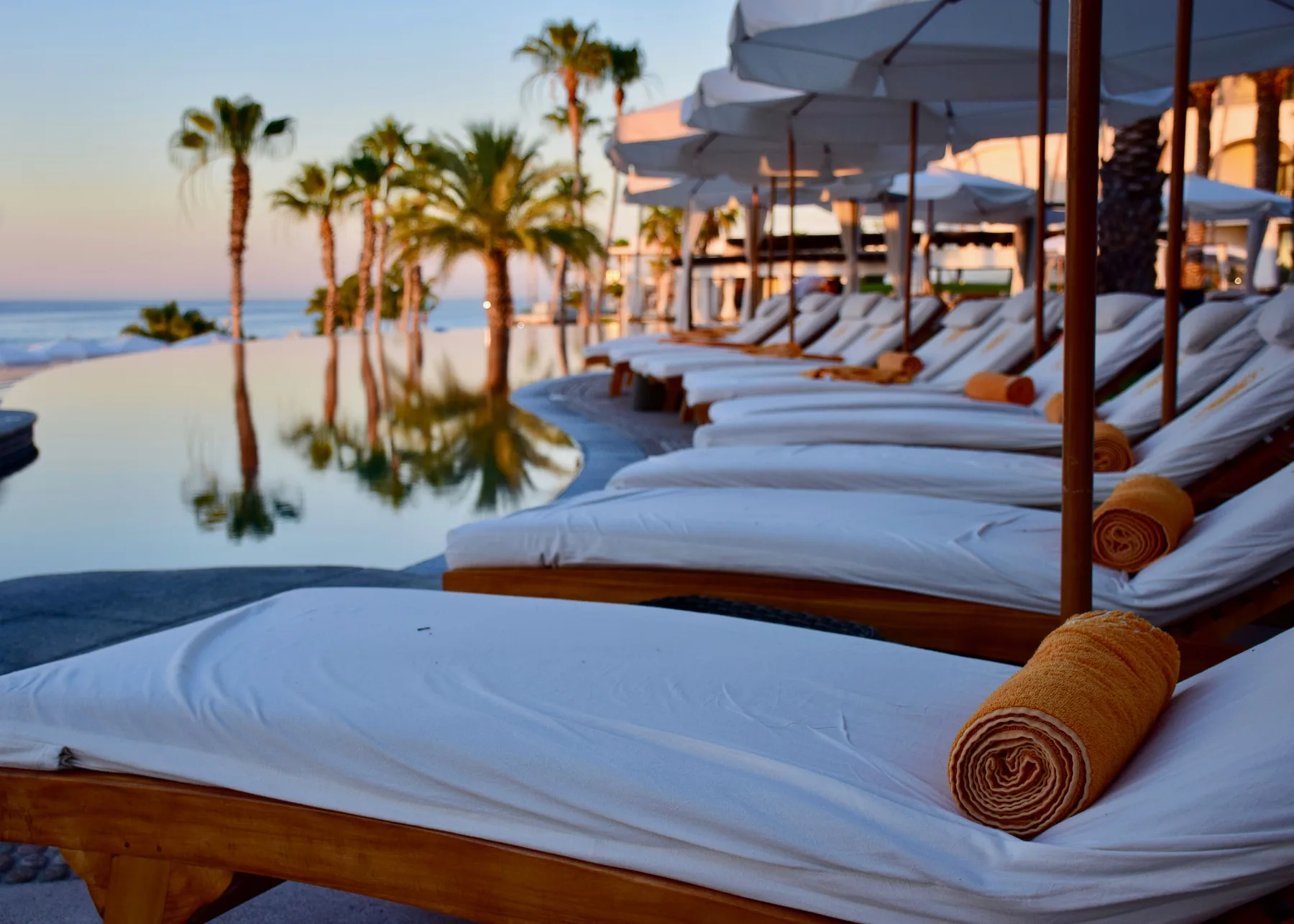 Piscina de um resort de luxo junto ao mar