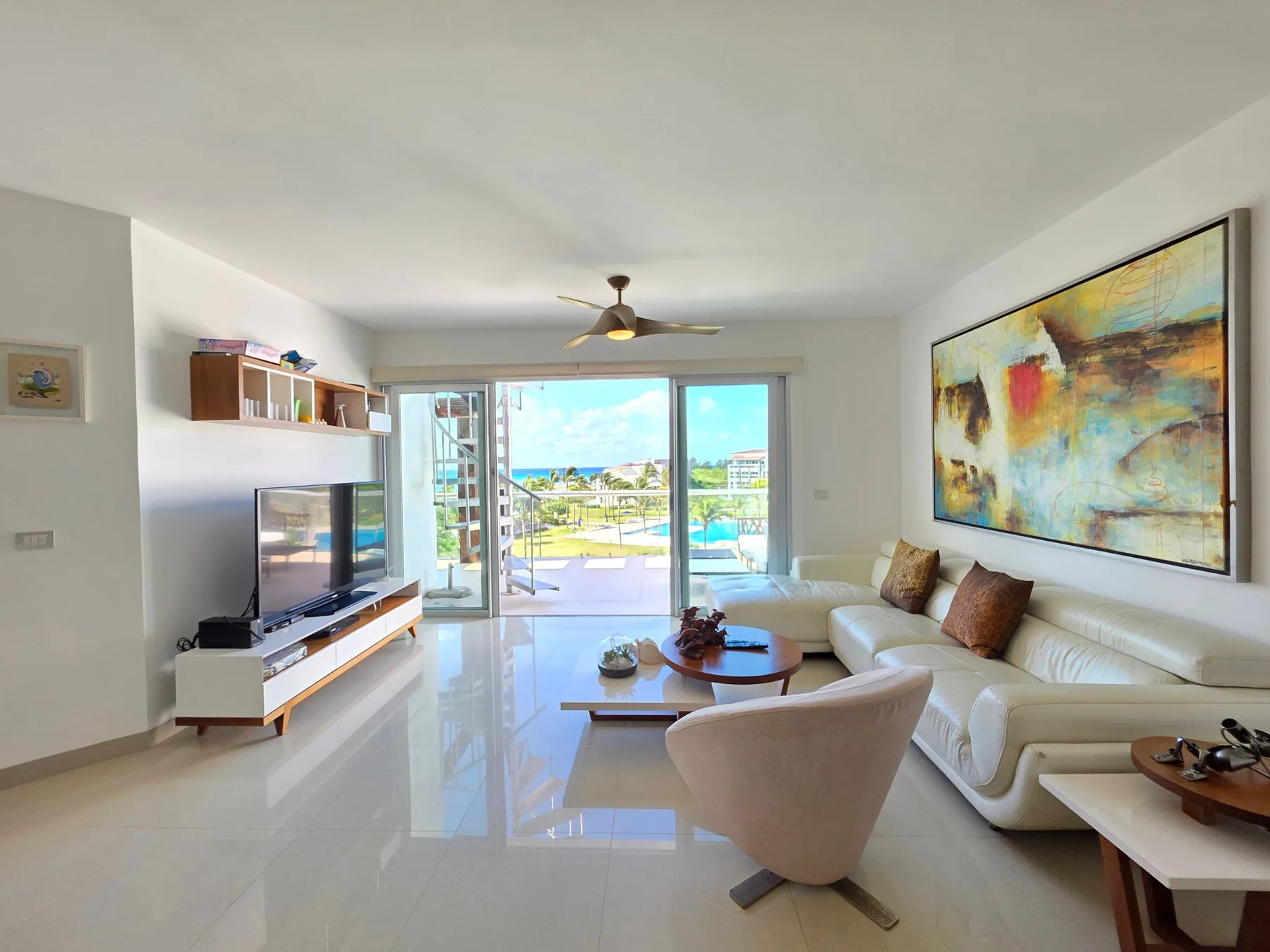 Sala ampla de uma suite