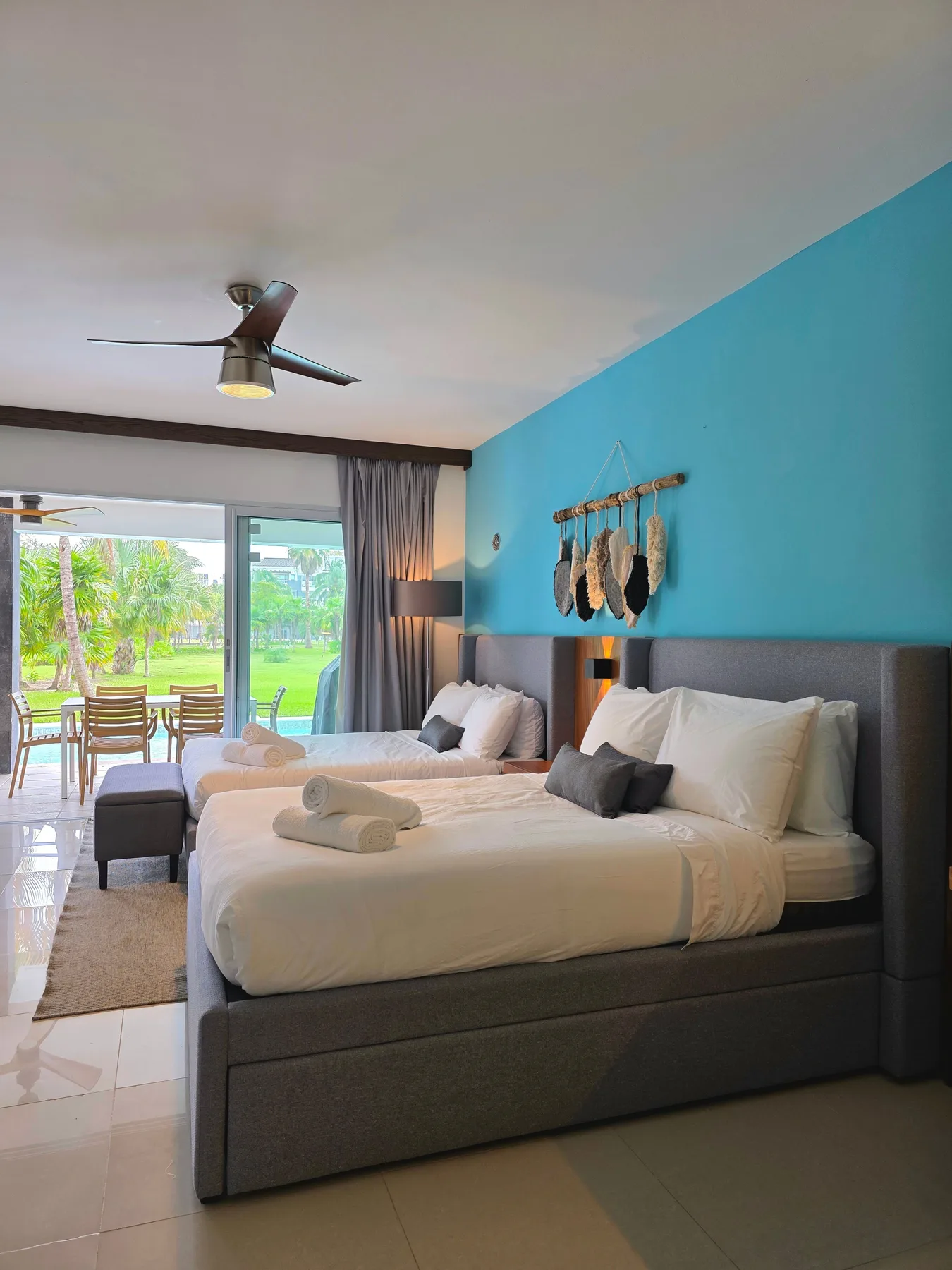 Suite Olive com duas camas e acesso ao jardim