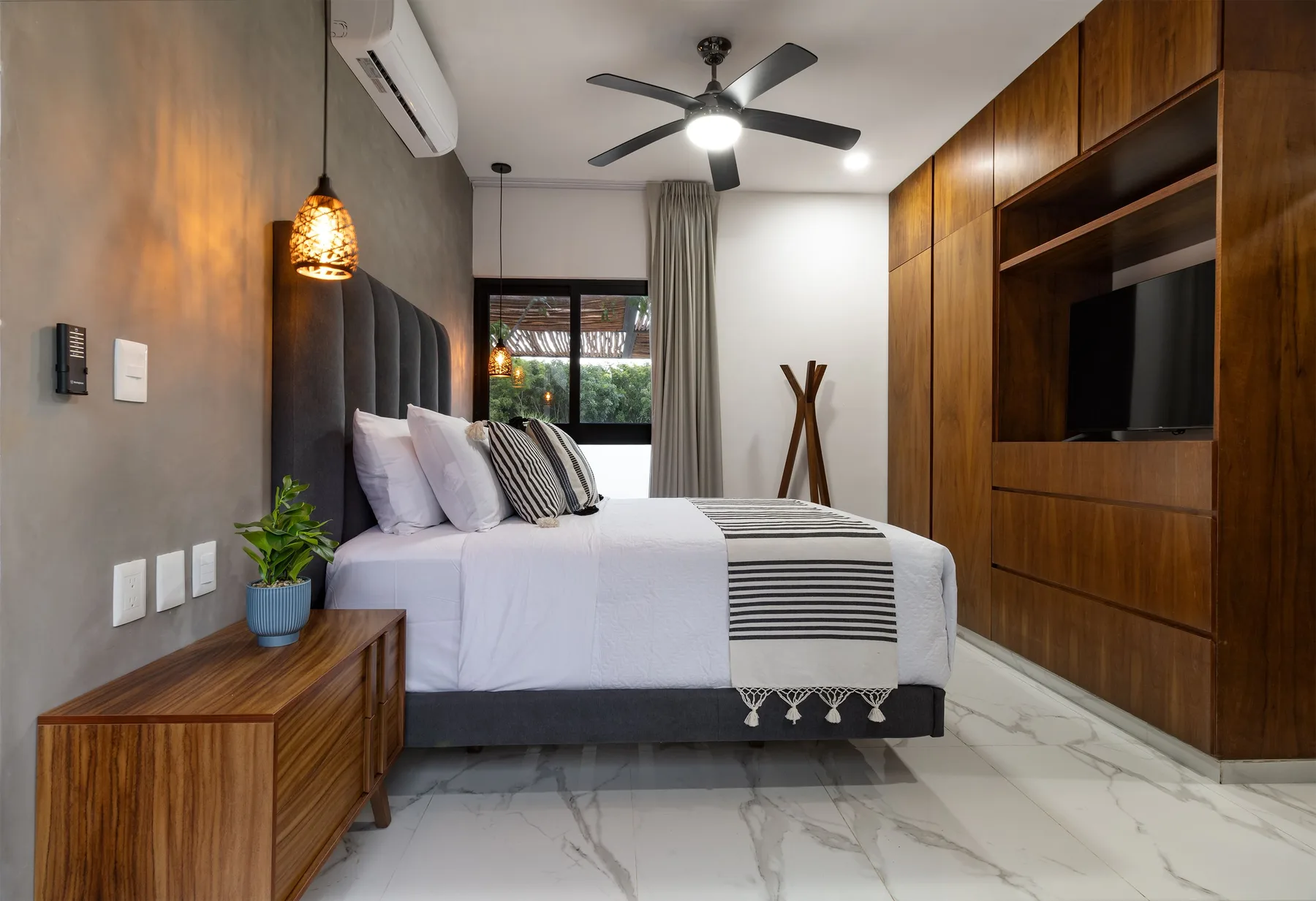 Suite com acabamentos em madeira