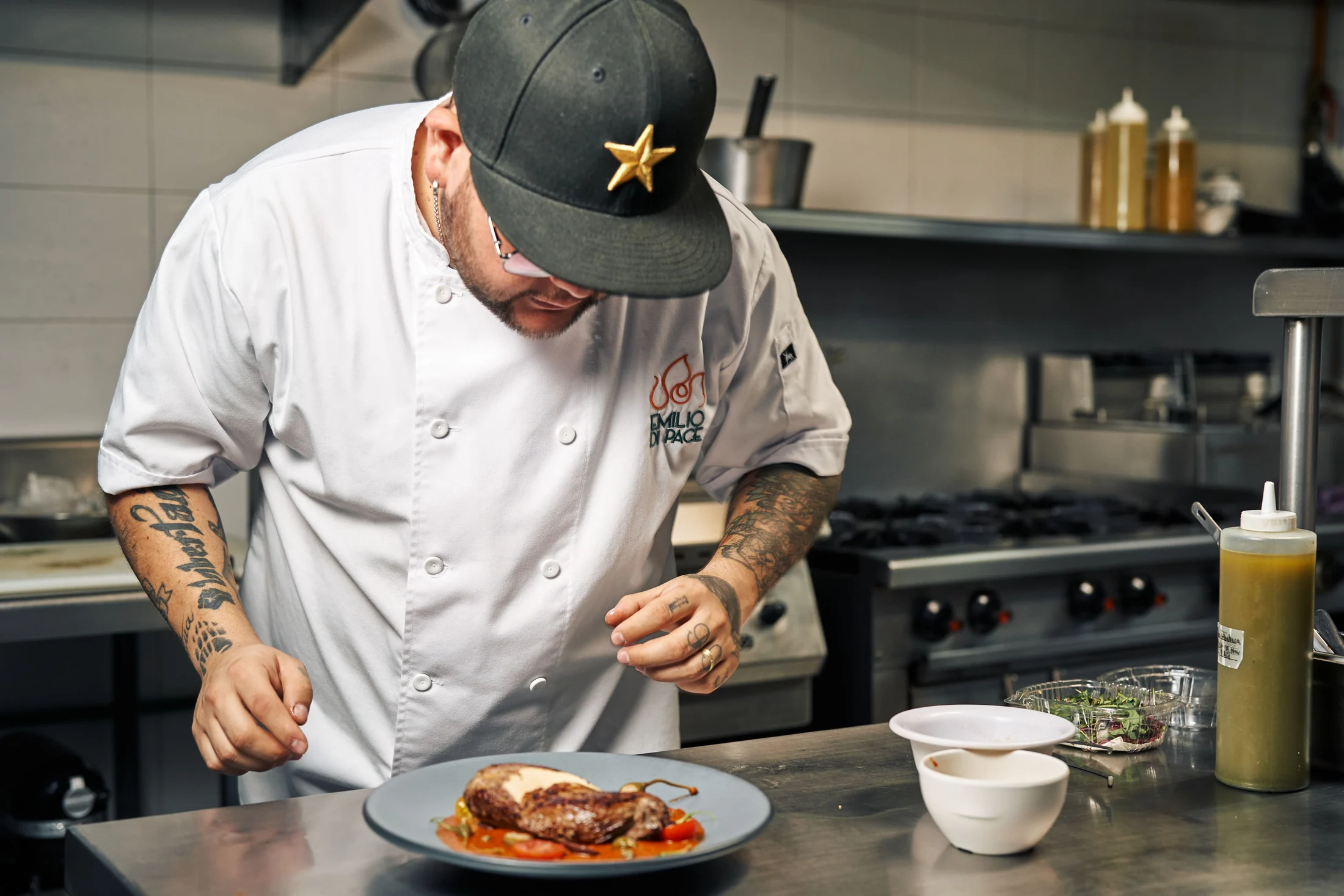 Chef a preparar um prato