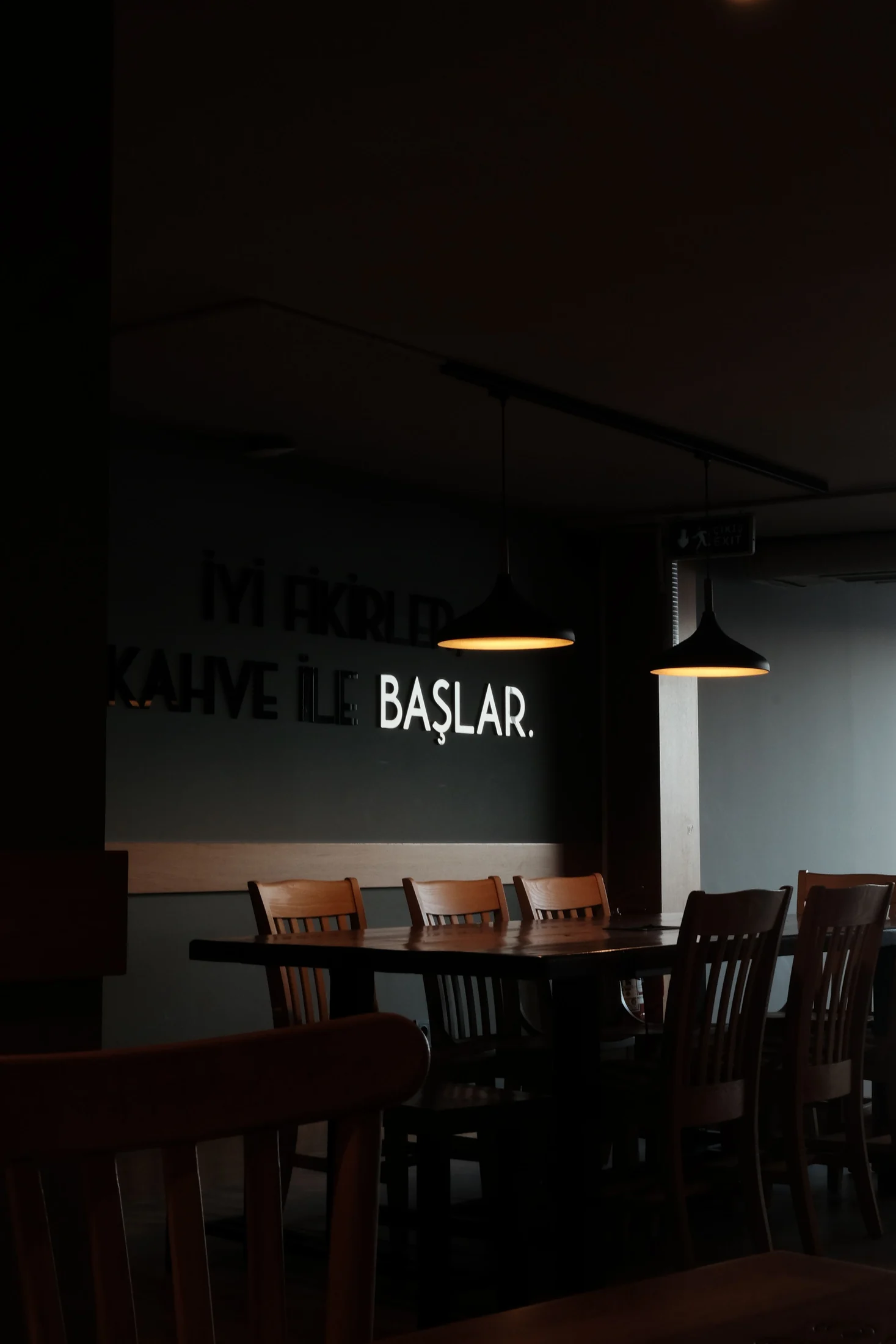 Sala escura e intimista