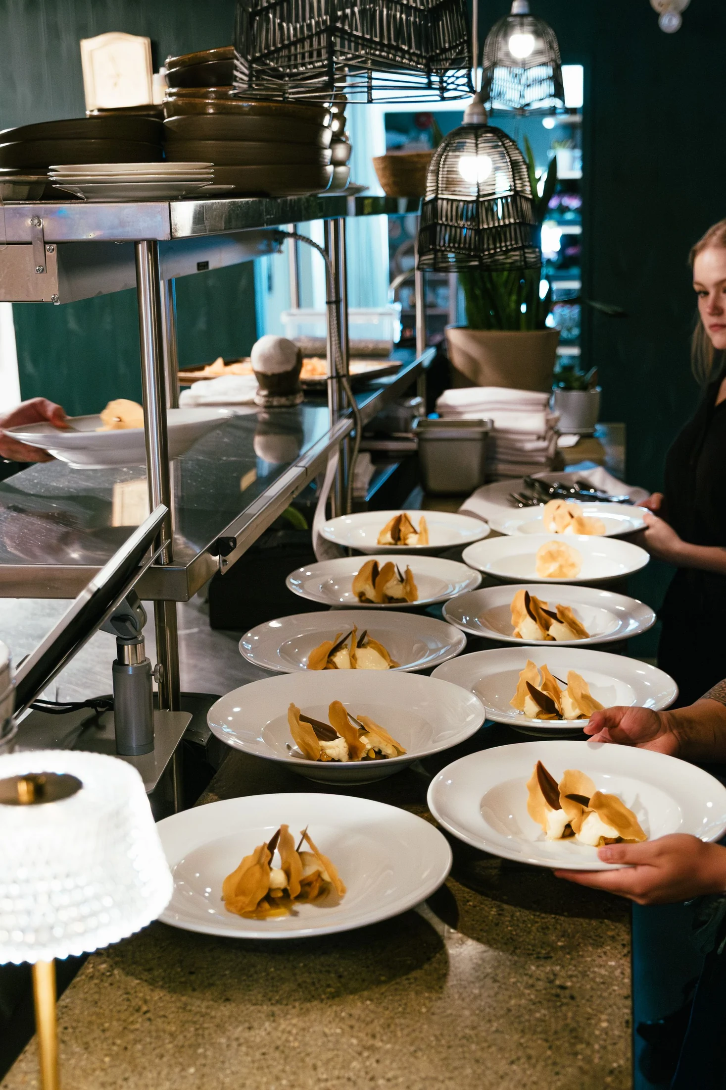 Pratos preparados no passe da cozinha