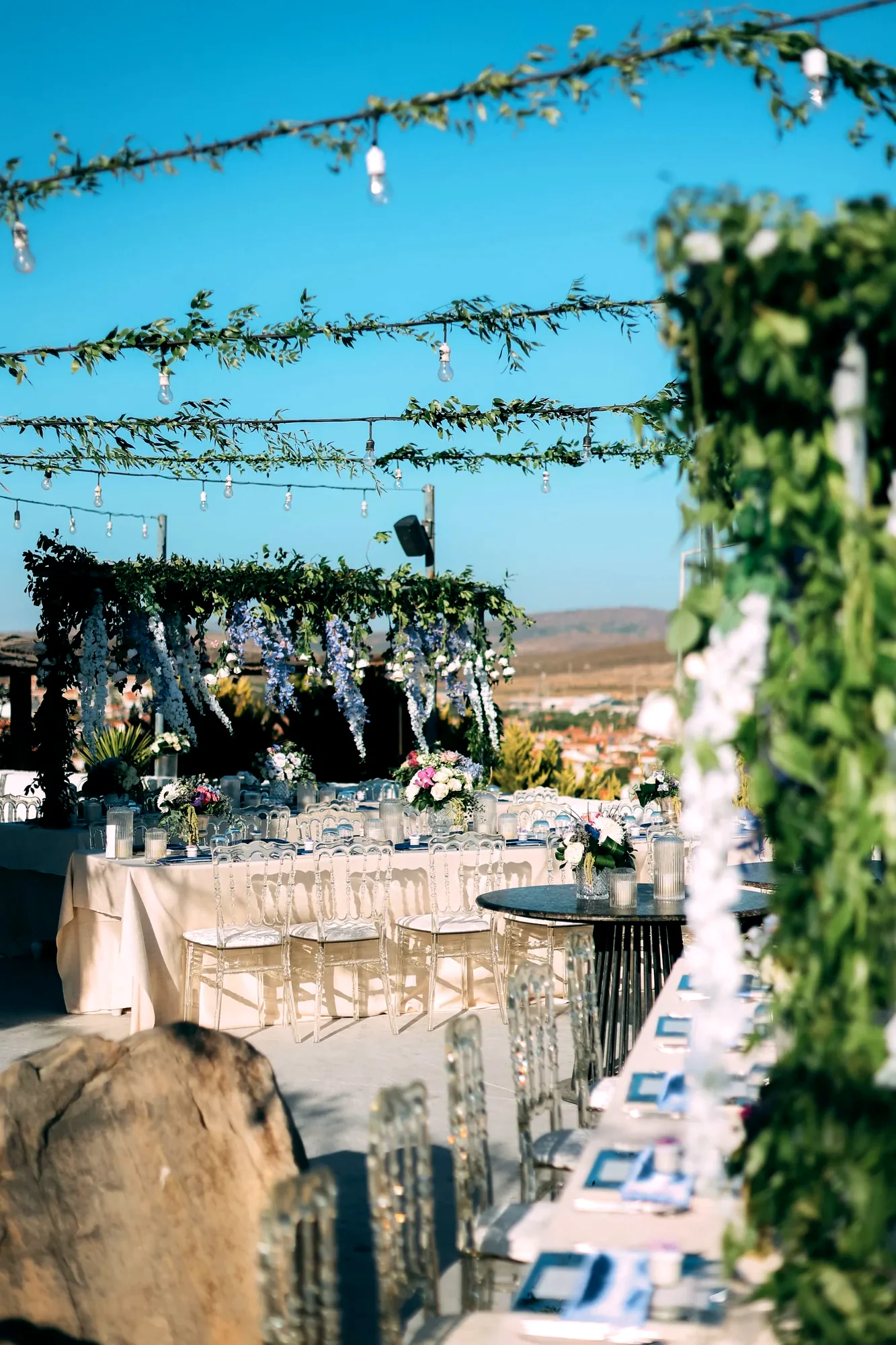 Evento exterior decorado com luzes