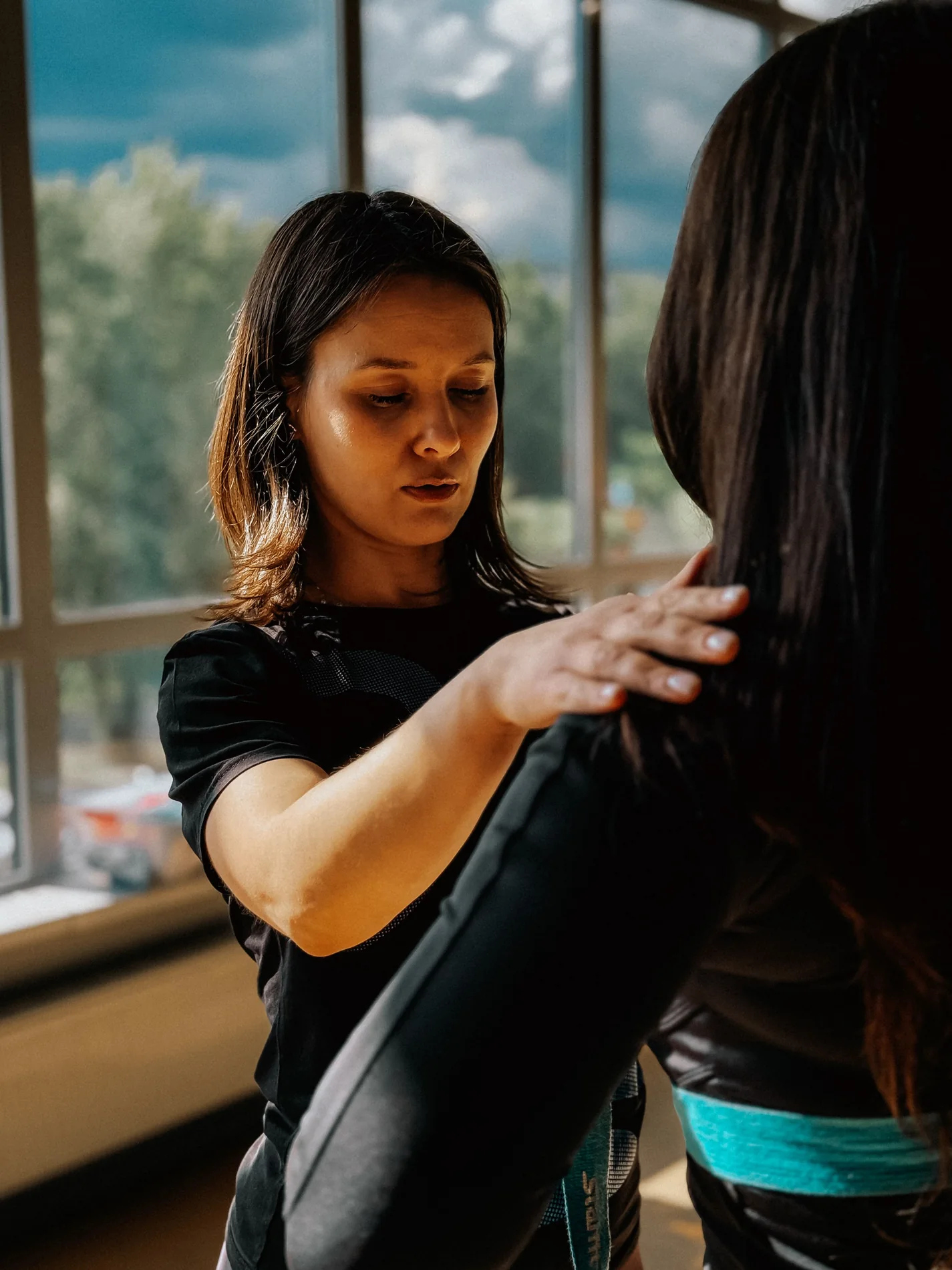 Personal trainer a orientar uma cliente